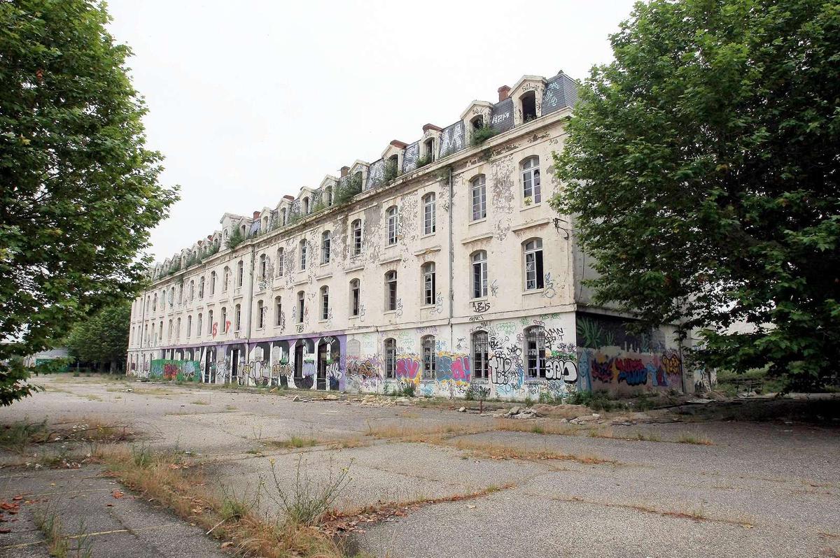 The abandoned Caserne Niel, June 24, 2008